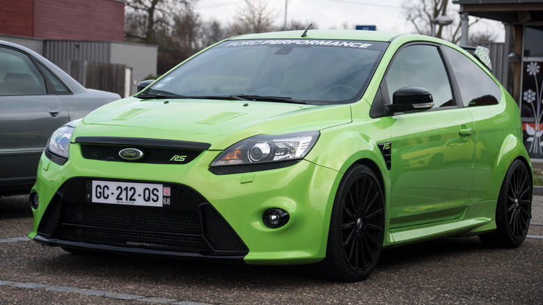 The Ford Focus RS Mk2 in green, front 3/4 view