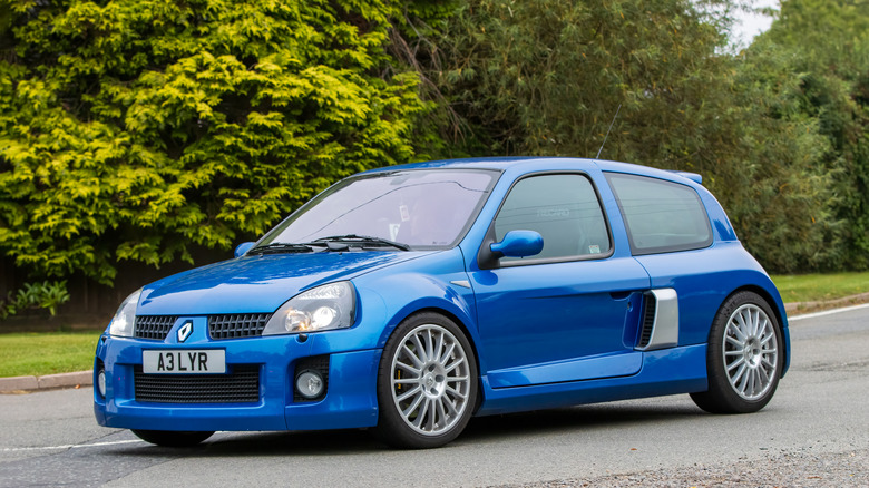 The Renault Clio V6 Renault Sport in blue, front 3/4 view