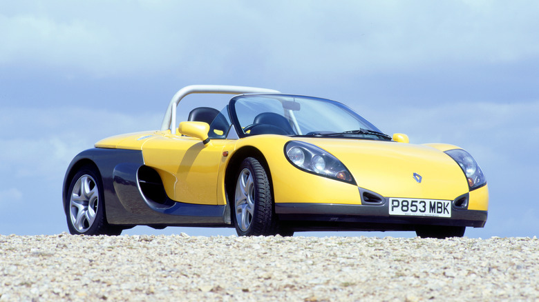 The Renault Sport Spider in two-tone yellow and gray, front 3/4 view