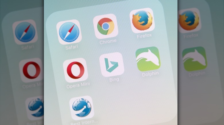 Browser apps on smartphone: Safari, Chrome, Firefox, Opera, Bing, and others