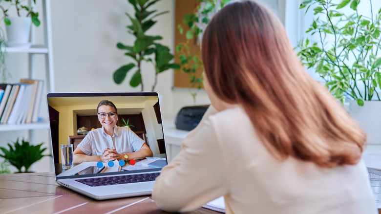 telecommunicaition videoconference skype laptop