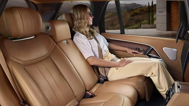 Luxurious Rear Seating in the 2022 Range Rover 