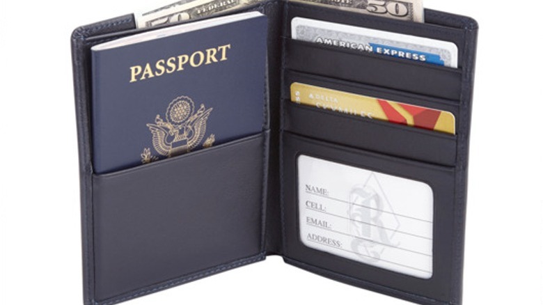 ROYCE RFID-Blocking Passport Holder