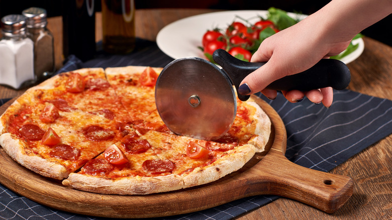 Pizza cutter