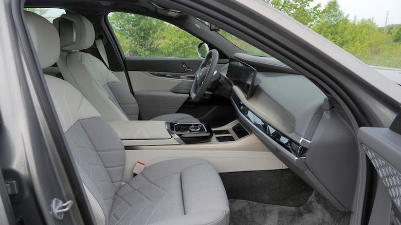 BMW i7 interior