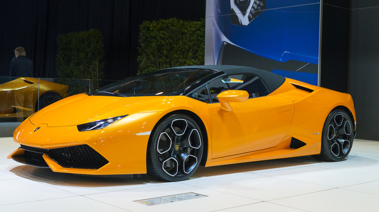 The Lamborghini Huracan Spyder in orange, front 3/4 view