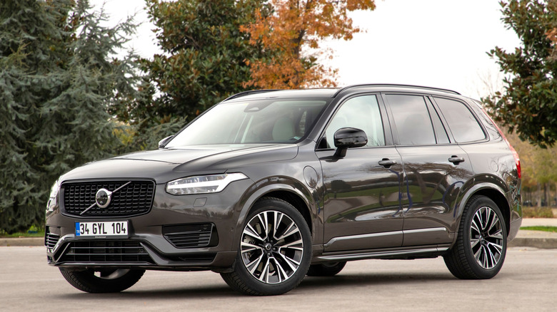 A brown Volvo XC90 T8, front 3/4 view