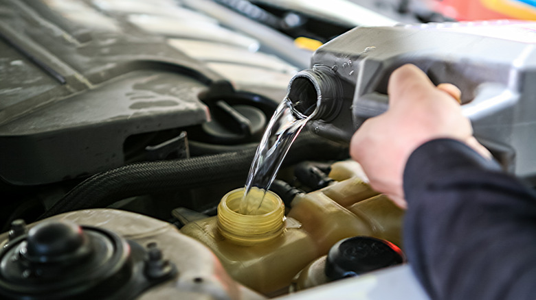 Filling a coolant tank