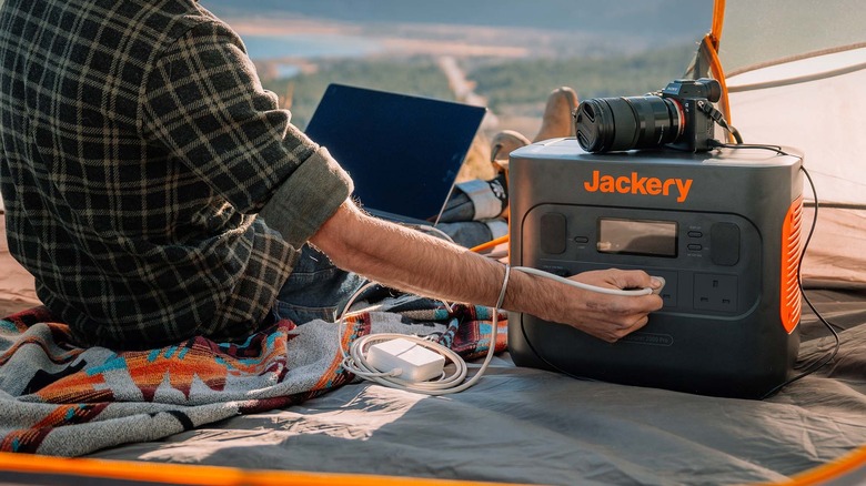 Jackery Solar Generator 2000