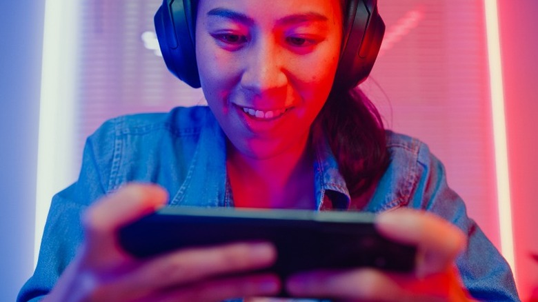 A gamer playing with wireless headphones