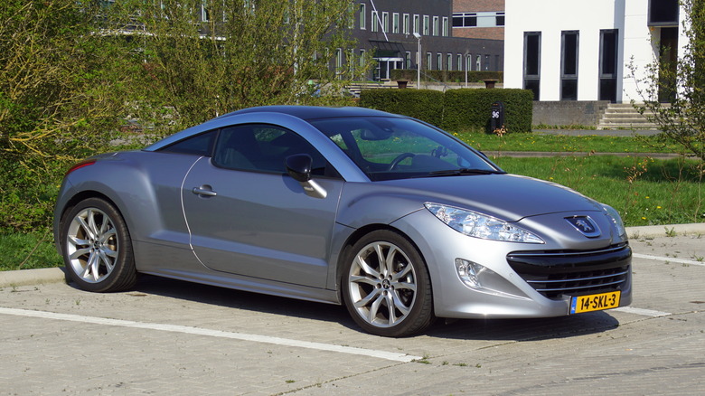 The Peugeot RCZ in silver, front 3/4 view