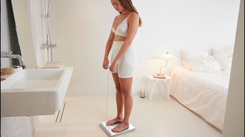 woman using Withings Body Scan