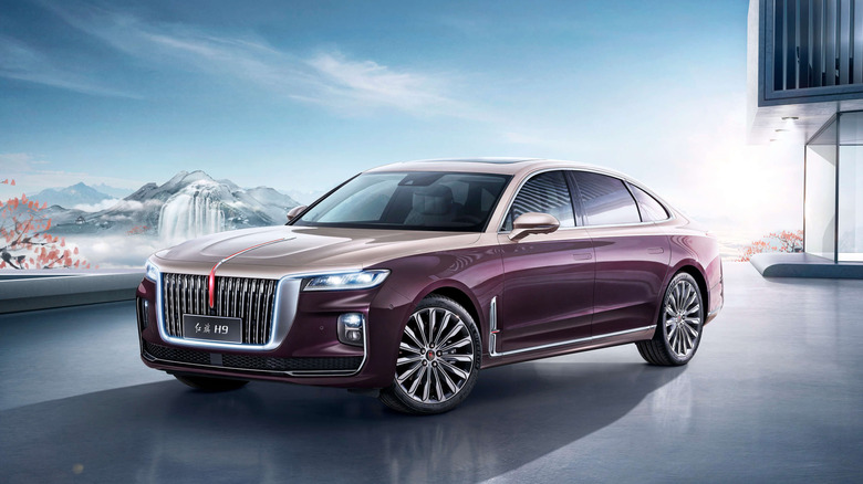 The Hongqi H9 in two-tone purple and gold, front 3/4 view