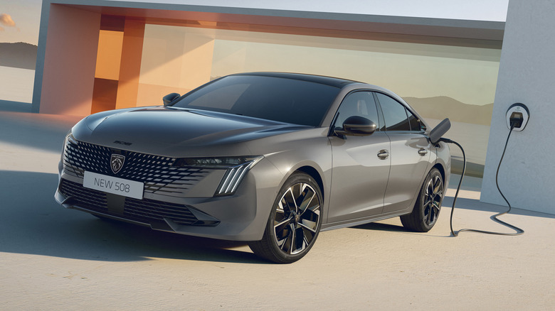 The Peugeot 508 facelift in gray plugged in, front 3/4 view