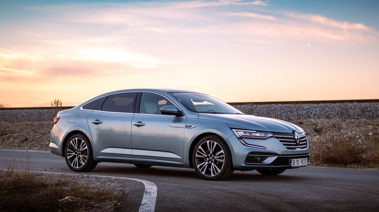 The Renault Talisman in bluish silver, front 3/4 view