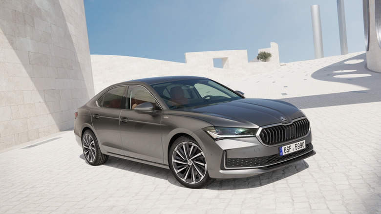 The new Skoda Superb L&K in gray, front 3/4 view