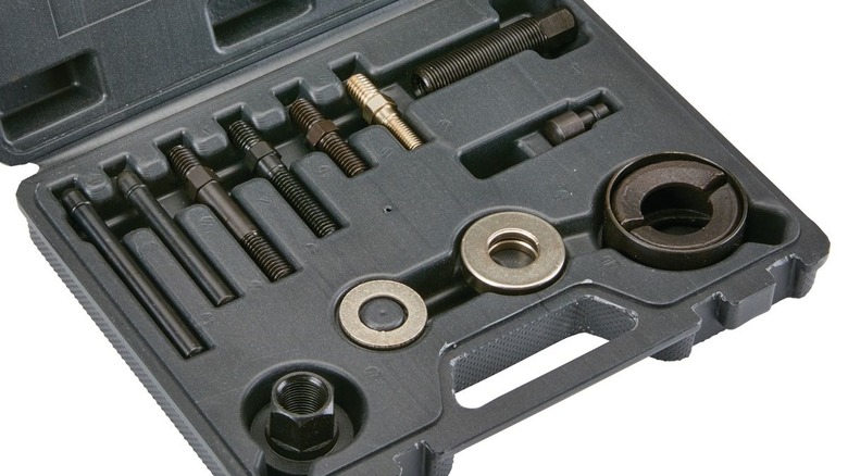 Case with parts for pulley puller tool