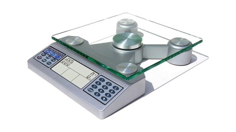 Digital food scale with a display of buttons