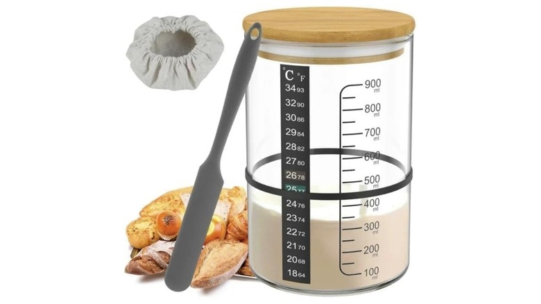 Jar with measurement lines and a spatula