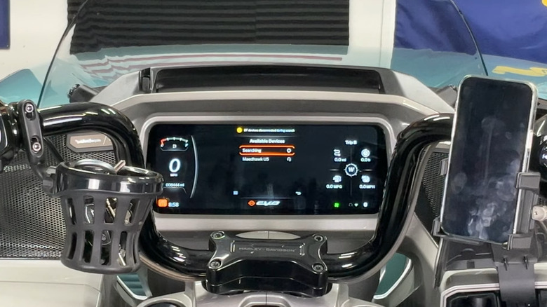 A Road Gllide displaying Apple CarPlay connectivity