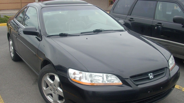 A 2000 Honda Accord coupe