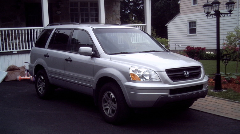 A silver 2003 Honda Pilot