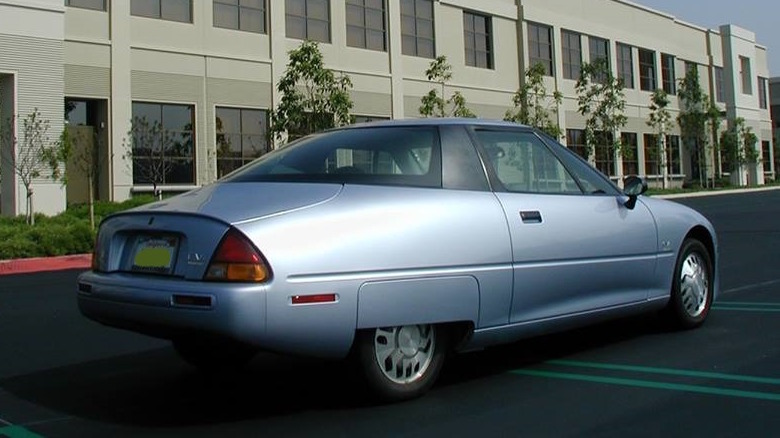 Saturn EV1 in lot