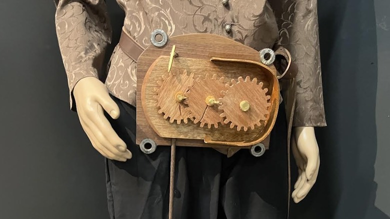 Da Vinci pedometer on mannequin