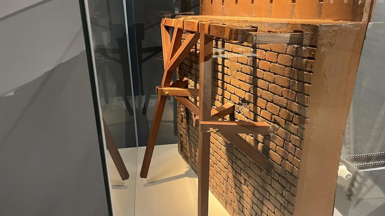 Model of Da Vinci scaling ladder defense