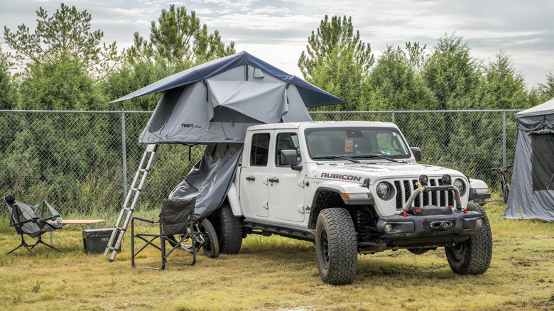 Rooftop tent on white jeep rubicon