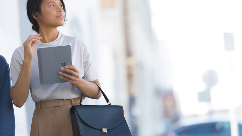 Carrying Microsoft Surface while commuting