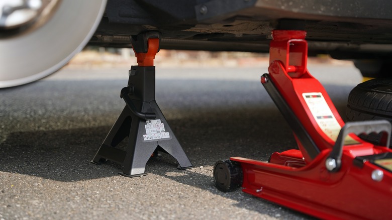 Jack stand supporting car