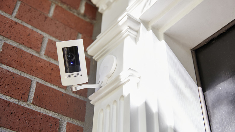 Smart camera connected to pillar