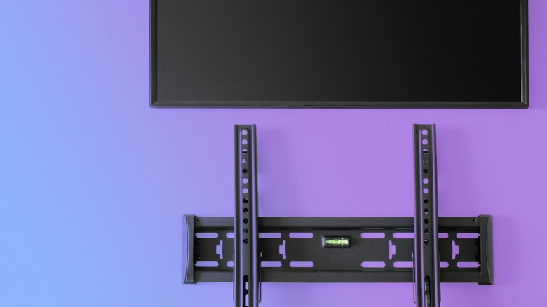 TV mounting equipment with level