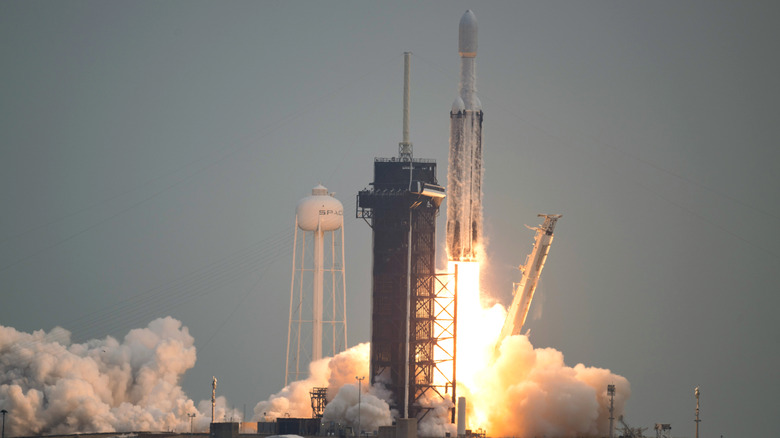 Falcon 9 heavy rocket liftoff