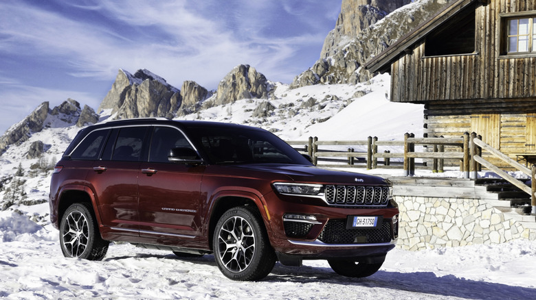 The Jeep Grand Cherokee 4xe in the snow, front 3/4 view