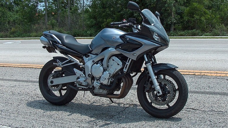 Yamaha FZ6 on street