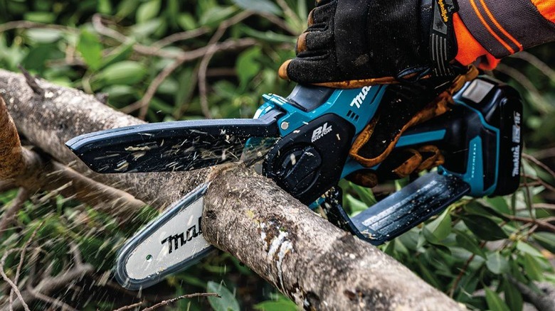 Makita's Cordless 6" Pruning Saw Kit 