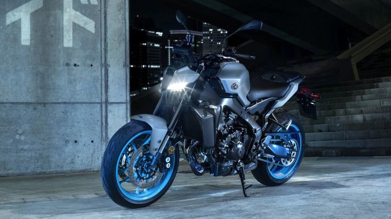 Gray Yamaha MT-09 parked at night