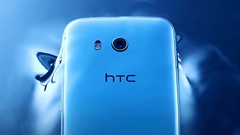 A sot from the advertising campaign of the HTC U11.