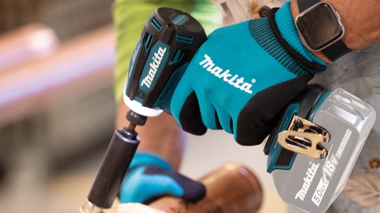 Makita impact driver installing bolt