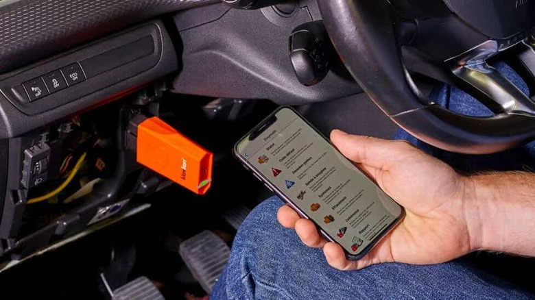 EOBD Facile app on smartphone in hand inside car