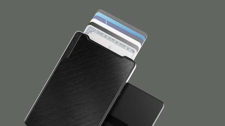 Groove Smart Wallet Trace with cards coming out