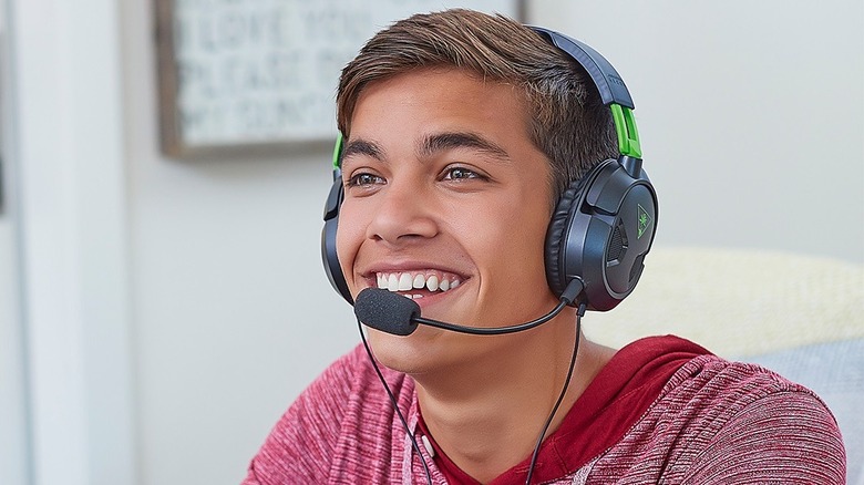 Gamer wearing Turtle Beach Recon 50