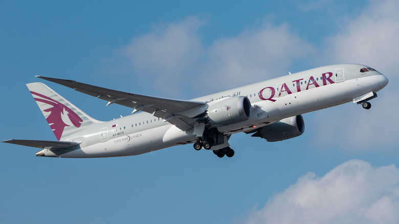 Qatar airlines Boeing 787 Dreamliner in flight