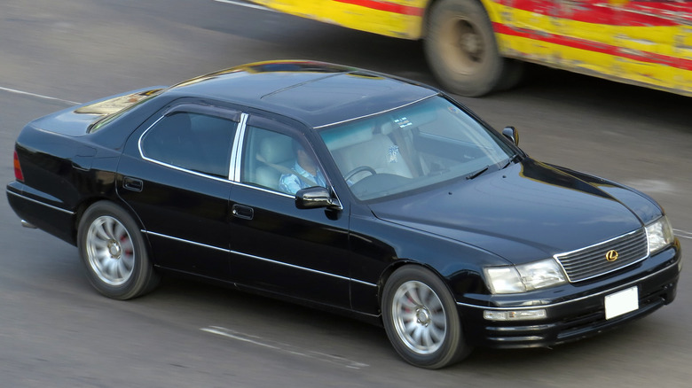 Black 2000 Lexus 400 in traffic