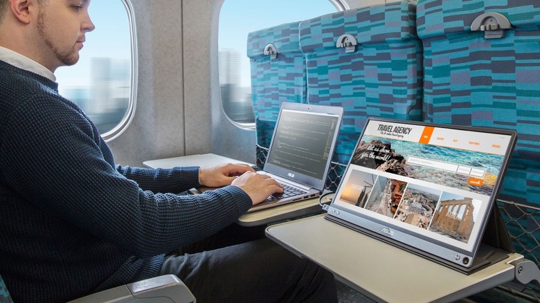 Man uses ASUS ZenScreen Go on commute