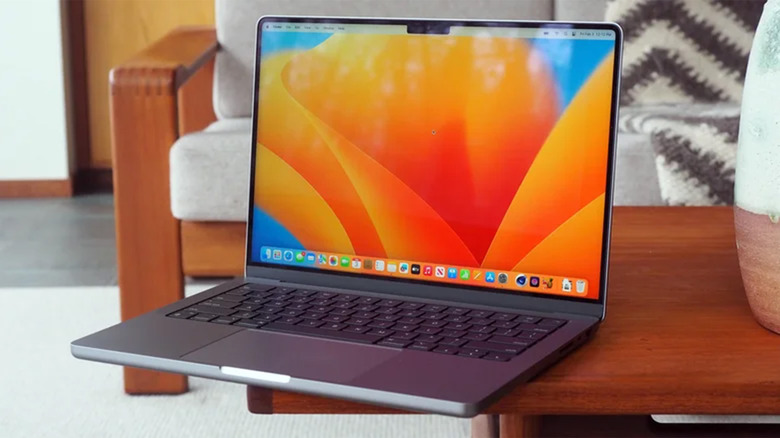 A MacBook Pro M1 resting on a coffee table