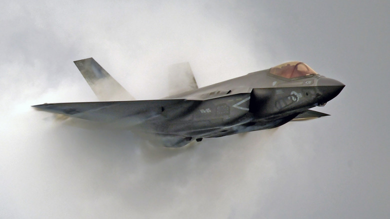 F-35 Lightning II causing sonic boom