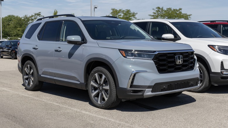 A 2024 Honda Pilot in gray sitting in a parking lot